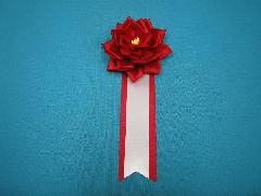 胸につける花リボンバラ章・記章・徽章(小・花径８ｃｍ)赤