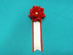 胸につける花リボンバラ・記章・徽章（特小・花径７ｃｍ）赤
