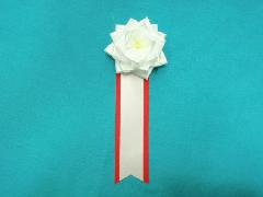 胸につける花リボンバラ・記章・徽章（特小・花径７ｃｍ）白