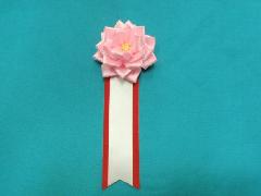 胸につける花リボンバラ・記章・徽章（特小・花径７ｃｍ）ピンク