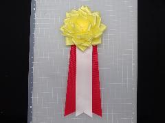 胸につける花リボンバラ・記章・徽章（中・花径１０ｃｍ）黄色